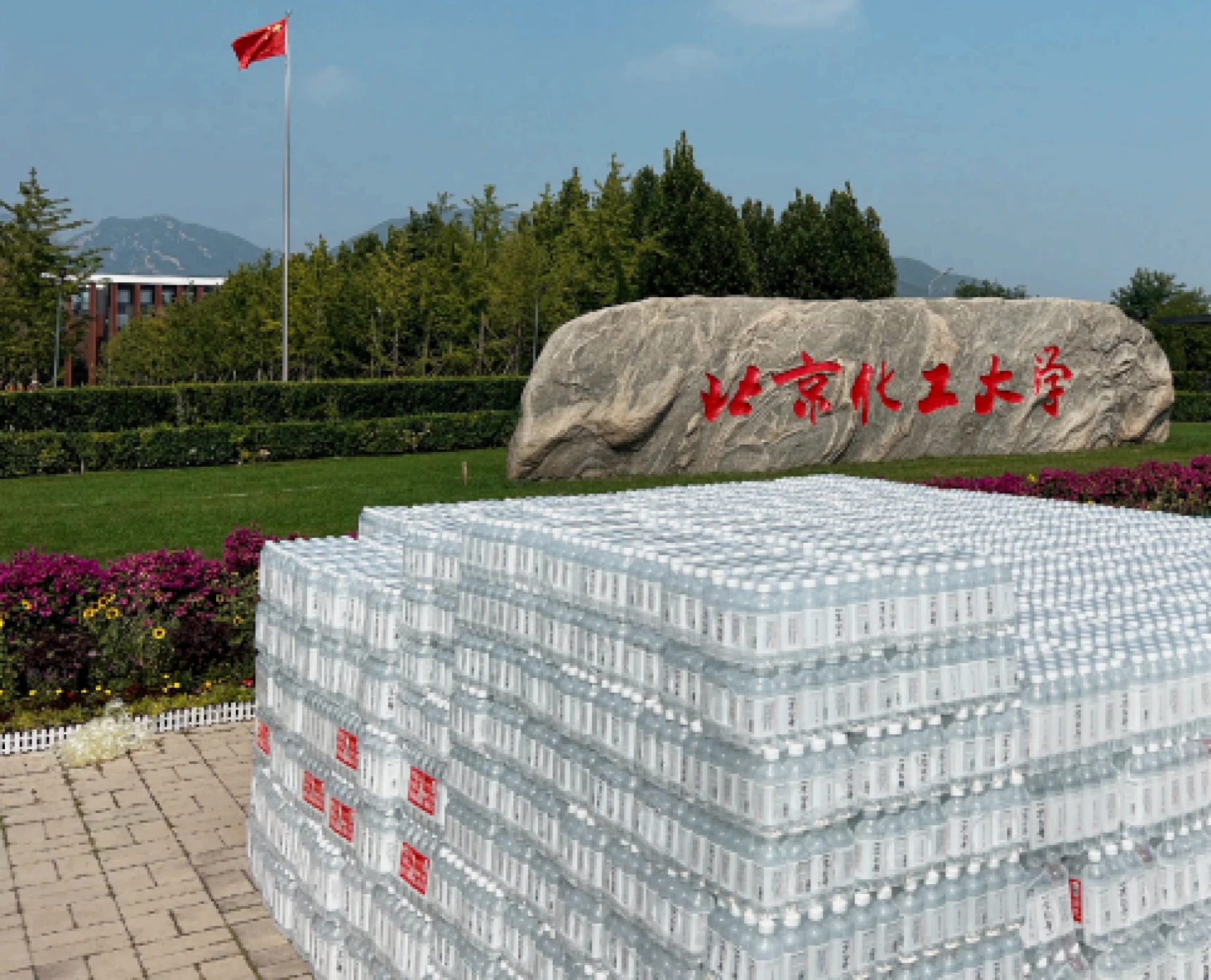 特殊时期物资赞助
特殊时期,我们不退场。
在校园封闭管理期间,麦叔启动应急保供程序,确保日用品、保障性商品不断档,积极捐赠物资,成为师生信赖的校园补给站。
