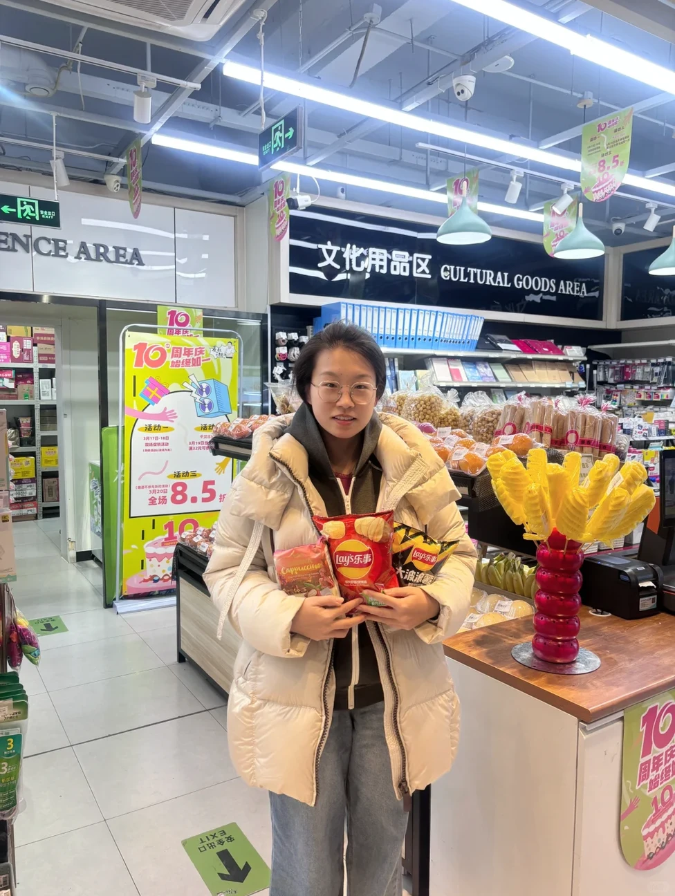 中奖绝缘体在麦叔翻身了
作为一名苦哈哈的研究生,实验室就是我的第二个家。数据跑不出来、论文改了又改,每天的日常就是反复仰卧起坐般的焦虑。对我来说,唯一的情绪疏散口,就是溜去麦叔铺子,用一瓶小饮料和一个新出的零食,给高压的生活按个暂停键。
麦叔就像我科研路上的“最佳补给站”,永远在那里等我。
我这人还有个毛病,就是“大馋丫头”本馋!永远在探究新美食,永远在追最新的活动。前几天看到麦叔十周年的抽奖,毫不犹豫就冲了!你们能懂吗?作为一个传说中的“中奖绝缘体”,连实验室抽纸巾都没中过的我,居然被耳机砸中了! 感觉这十年的“霉运”都被麦叔一次性治愈了
今天终于去领到了心心念念的奖品,顺便赶上了我关注已久的十周年满减活动,抱走了一堆精神食粮!摸着兜里的耳机,看着手里的零食,突然觉得科研路上也没那么焦虑了。
谢谢麦叔十年的陪伴,陪我熬过每一个抓耳的夜晚。下一个十年,我们还要一起进步,一起“加餐”!